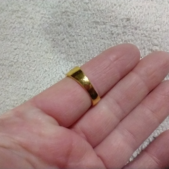 Goldtone red ♥️ crystal 🔮 ring sz.8.5 - Picture 3 of 3